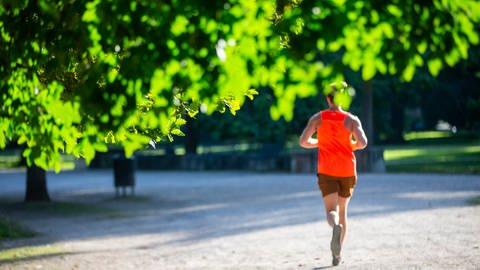 Mann joggt bei Hitze 