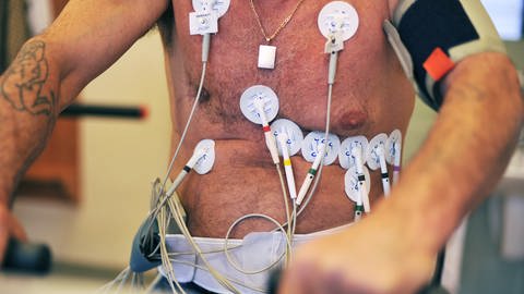 Mann beim Belastungs-EKG