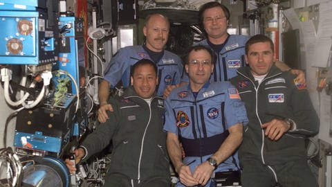 Gruppenfoto von 4 amerikanischen und einem russischen Astronauten im russischen ISS Modul Sweda.