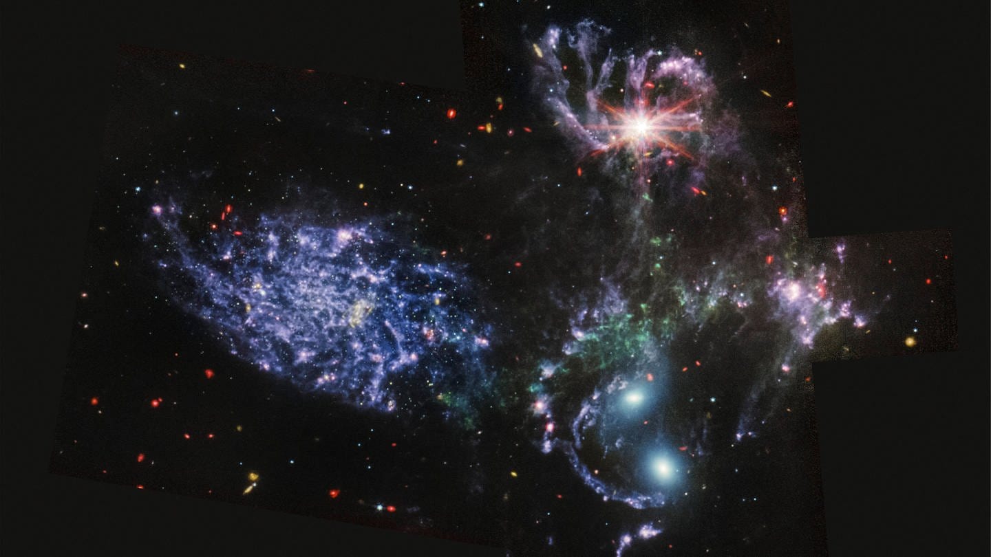 Aufnahme des NASA Webb Teleskops, die ein Cluster von Millionen jungen und frisch geborenen Sternen zeigt