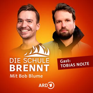 Tobias Nolte und Bob Blume auf dem Podcast-Cover von "Die Schule brennt – Mit Bob Blume"
