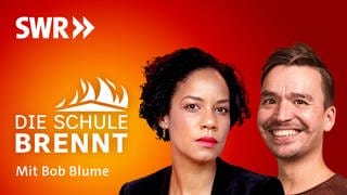Hadija Haruna-Oelker und Bob Blume auf dem Podcast-Cover von "Die Schule brennt – Mit Bob Blume"