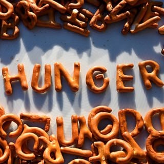 Laugenbuchstaben buchstabieren das Wort "Hunger".