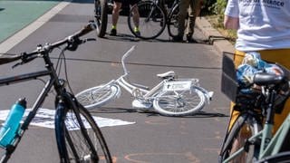 Mahnwache und Gedenken von RadfahrerInnen mit der Aufstellung eines weißen Geisterrades nach einem tödlichen Fahrradunfall an der Unfallstelle in Berlin.
