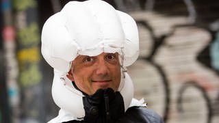 Jens Meer, Generalimporteur des schwedischen "Hövding", demonstriert bei einem Medientermin die Funktionsweise des "Airbag für Radfahrer".