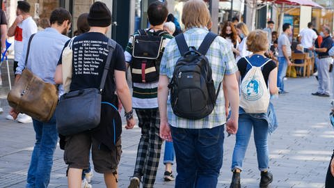 Düstere Zukunftsaussichten unter jungen Erwachsenen gehören auch zu den "Nebenwirkungen" der Corona-Maßnahmen.