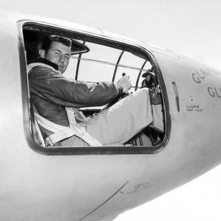 Testpilot Chuck Yeager 1947 im Cockpit seiner Überschall-Maschine Bell-X-1.