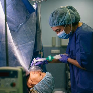 Das Bild zeigt eine Patientin, die für eine OP unter Narkose gesetzt wird.