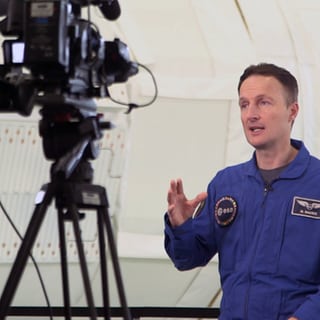 Im Interview mit dem SWR berichtet Astronaut Matthias Maurer darüber, wie er den Ausbruch des Ukraine-Krieges an Bord der ISS erlebt hat.