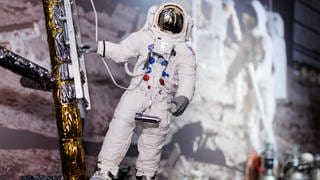 Die Renaissance der astronautischen Raumfahrt zum Mond. Am 12. April ist Internationaler Tag der bemannten Raumfahrt. Warum wir trotz Robotern und KI die Astronaut*innen auf dem Mond brauchen. Das Modell eines US-amerikanischen Astronauten, der im Rahmen der Apollo-11-Mission den Mond betrat, steht in der Ausstellung im Raumfahrtmuseum Feucht. 