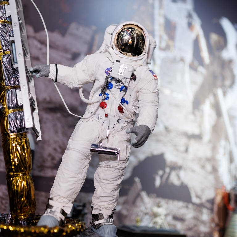 Die Renaissance der astronautischen Raumfahrt zum Mond. Am 12. April ist Internationaler Tag der bemannten Raumfahrt. Warum wir trotz Robotern und KI die Astronaut*innen auf dem Mond brauchen. Das Modell eines US-amerikanischen Astronauten, der im Rahmen der Apollo-11-Mission den Mond betrat, steht in der Ausstellung im Raumfahrtmuseum Feucht. 