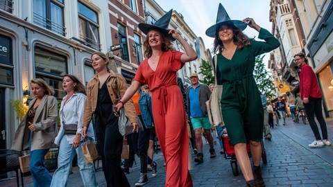 Das Bild zeigt Frauen, die als Hexen verkleidet protestieren.