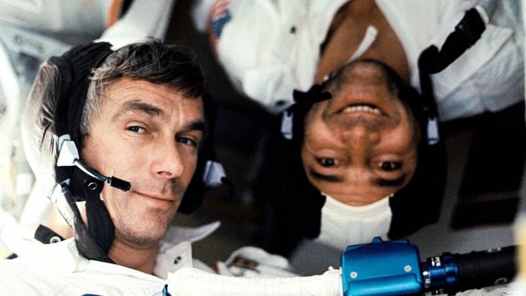 Dieses Foto seiner beiden Besatzungskollegen nahm der Wissenschafts-Astronaut Harrison H. Jack Schmitt, Pilot der Mondlandefähre, an Bord des Raumschiffs Apollo 17 während der letzten Mondlandemission im Apollo-Programm der NASA auf.