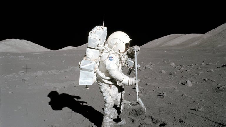 Astronaut Harrison Schmitt sammelt Gesteinsproben vom Mond.