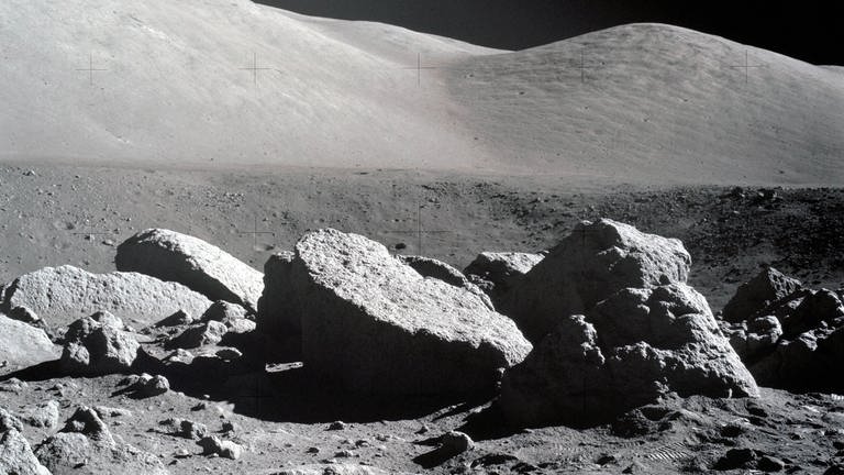 Einer der Besatzungsmitglieder von Apollo 17 machte dieses Bild eines großen Geröllfeldes auf der Mondoberfläche am Landeplatz Taurus-Littrow.