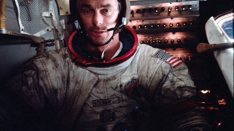 12 Dez. 1972: Astronaut Eugene A. Cernan, Kommandant von Apollo 17, wird nach dem zweiten Ausflug mit dem Mond-Rover fotografiert. Auf seinem Anzug befindet sich noch Mondstaub.