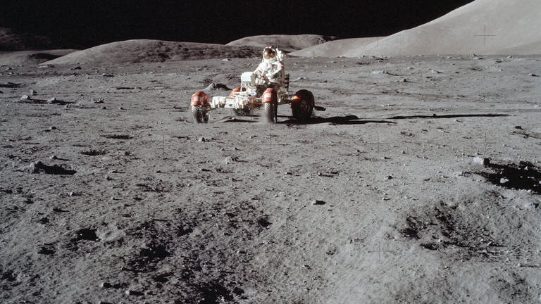 11. Dez. 1972 : Astronaut Eugene A. Cernan testet den Mond-Rover bevor er ihn belädt.
