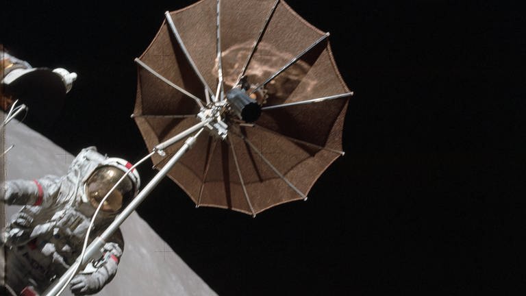 Die Erde erscheint im weit entfernten Hintergrund über der Antenne des Mond -Rovers. Aufgenommen hat das Foto der Wissenschaftler und Astronaut Harrison H. Schmitt während der Apollo 17-Mission am Taurus-Littrow-Landeplatz.