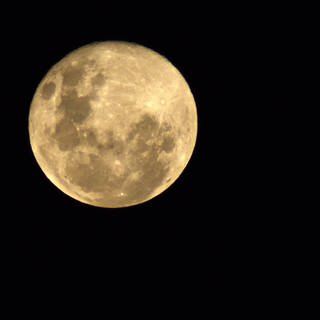 Das Bild zeigt eine Aufnahme des Mondes am Nachthimmel.