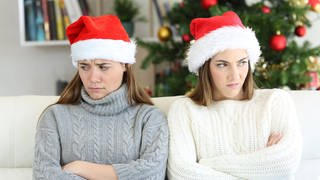 Zwei Schwestern sind an Weihnachten nicht gut gelaunt. Es gibt Stress innerhalb der Familie.