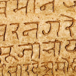 Ein Tempel trägt eine Inschrift auf Sanskrit.