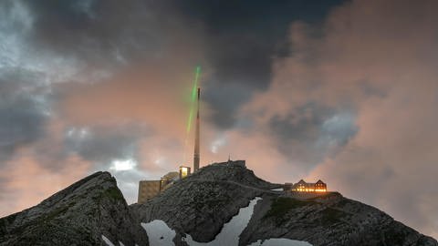 Auf dem Telekommunikationsturm auf dem Säntis schlagen normalerweise jährlich 100 Blitze ein. Hier ist es auch erstmals gelungen, Blitze mit einem Laser umzuleiten.
