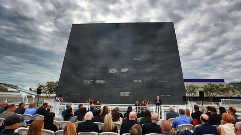 Das Bild zeigt das Space Mirror Memorial am Kennedy Space Center.