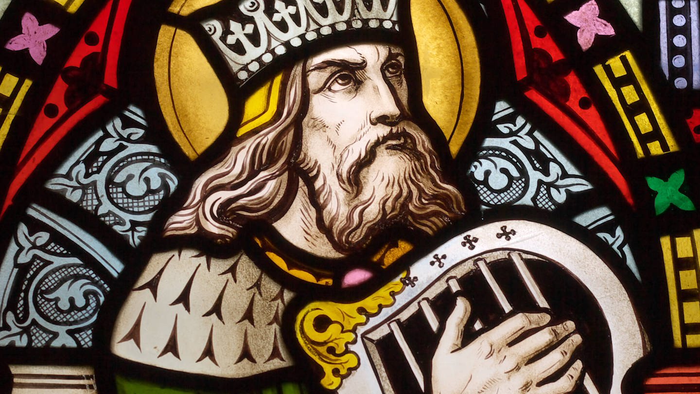 Detail des viktorianischen Kirchenfensters aus Buntglas in Fringford / England, das König David mit einer Handharfe darstellt