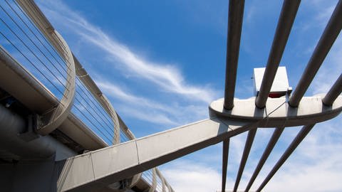 Die futuristische "London Millennium Footbridge" ist eine stählerne Hängebrücke für Fußgänger