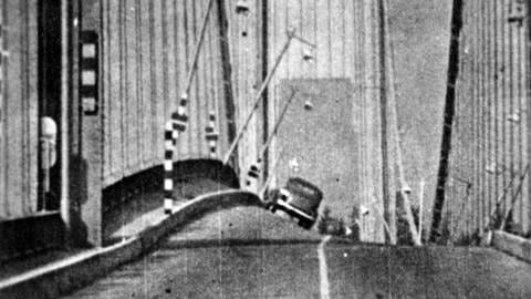 Die Tacoma-Narrows-Brücke stürzte am 7. November 1940, nur vier Monate nach ihrer Eröffnung ein. 