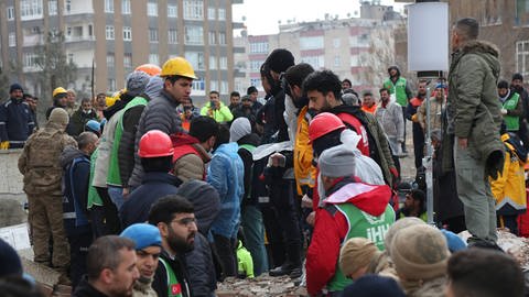 Das Bild zeigt Helferinnen und Helfer vor Ort in Diyarbakir, Türkei.