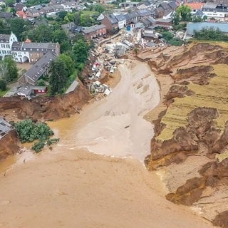 Die Folgen des Klimawandels verursachen auch langfristig enorme Kosten. Das zeigt eine neue Studie. Überschwemmung in Erftstadt im Juli 2021.