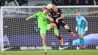 Kopfballduell beim Fußball. Vfl Wolfsburg gegen FC Union Berlin.