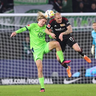 Kopfballduell beim Fußball. Vfl Wolfsburg gegen FC Union Berlin.