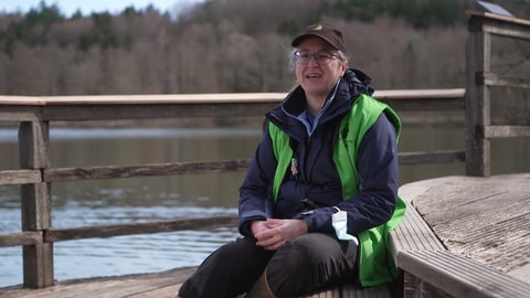 Die Verhaltensbiologin Brigitte Schloegl erforscht auf dem Affenberg in Salem den Geruchssinn von Berberaffen.