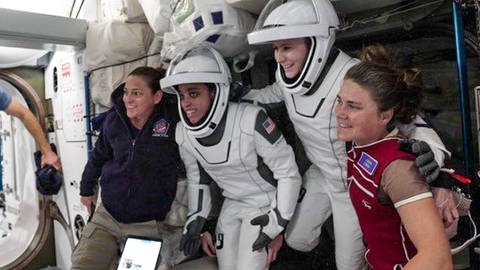 Die Crew-5 Mitglieder NASA Astronautin Nicole Aunapu Mann (L) und Roscosmos Kosmonautin Anna Kikina (R) verabschieden sich von Nasa Astronautin Jessica Watkins  (zweite von links) und  ESA astronaut Samantha Cristoforetti (2.te von rechts).