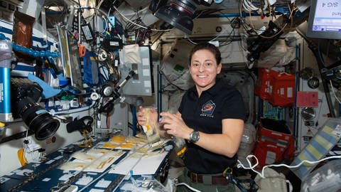 NASA-Flugingenieurin Nicole Mann arbeitet im Harmony-Modul an Bord der Internationalen Raumstation.