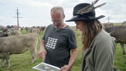  Wolfgang Birk und Franziska Hanko mit den Beweidungsplan 