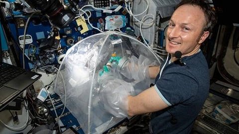 Weltraumtouristen stören manchmal die Betriebsabläufe auf der ISS. Auch der Astronaut Matthias Maurer fühlte sich während seines Aufenthaltes auf der ISS zeitweise durch Weltraumtouristen gestört.