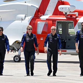 Die Besatzung der Axiom Mission 2 vor ihrem Start ins All: Die Mission wird von Rayyanah Barnawi geflogen, kommandiert von der ehemaligen NASA-Astronautin Peggy Whitson, zahlendem Besatzungsmitglied und Pilot John Shoffner sowie Ali AlQuarni (von links nach rechts). 