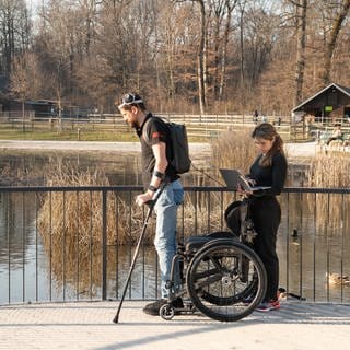 Der ehemalig gelähmte Patient Gert-Jan Oskam steht aus Rollstuhl auf und läuft dank des Gehirn-Rückenmark-Implantats mithilfe von Krücken.