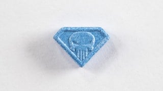 Das Bild zeigt die blaue Ecstasy-Pille Blue Punisher.