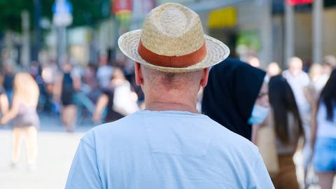 Bei älteren Mitmenschen mit Vorerkrankungen kann die Hitze durchaus gesundheitliche Probleme hervorrufen.