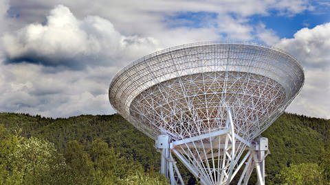 Das Radioteleskop Effelsberg erforscht schon seit über 50 Jahren Radiosignale aus dem All. Starlink und Co könnten diese Arbeit künftig erschweren.
