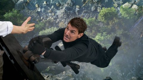 Aufnahme aus dem Film: Tom Cruise hängt aus einem fliegenden Flugzeug
