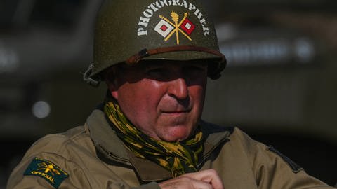 Ein Mann im D-Day-Kostüm der US-Armee bei der Gedenkfeier zu den historischen D-Day-Ereignissen am 4. Juni 2023 in Colleville-Sur-Mer, Frankreich. 