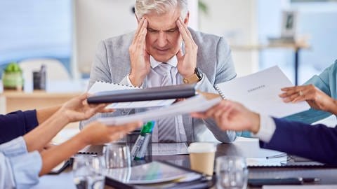 Dauerhafter Stress z.B. auf der Arbeit hat negative Auswirkungen auf die Gesundheit.