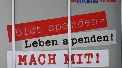 In Freiburg versucht man auch mit Plakaten Werbung für die Blutspende zu machen. 
