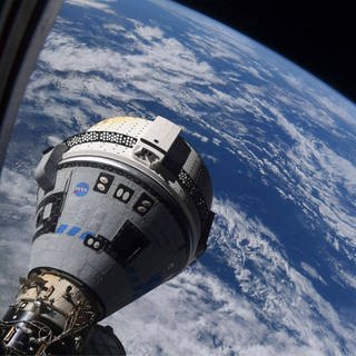 Das Raumschiff Starliner dockt an der ISS an.