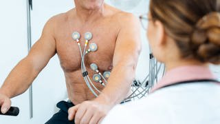 Mit einem Fahrrad-Ergometer und einem Belastungs EKG lässt sich Herzschwäche frühzeitig erkennen. Das zeigt auch eine neue Studie an der Uniklinik Essen. 
